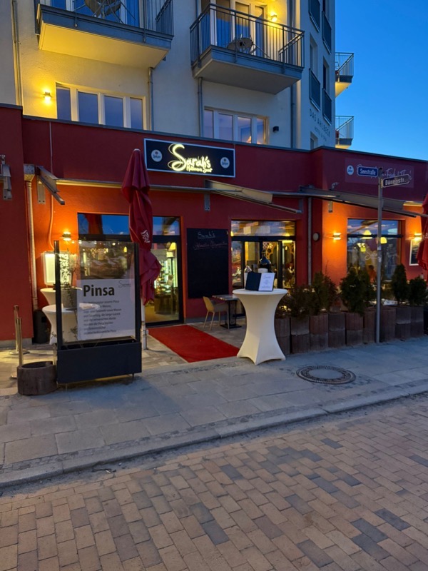 Sarah's Mediterranean Secret — Eingangsbereich mit rotem Teppich